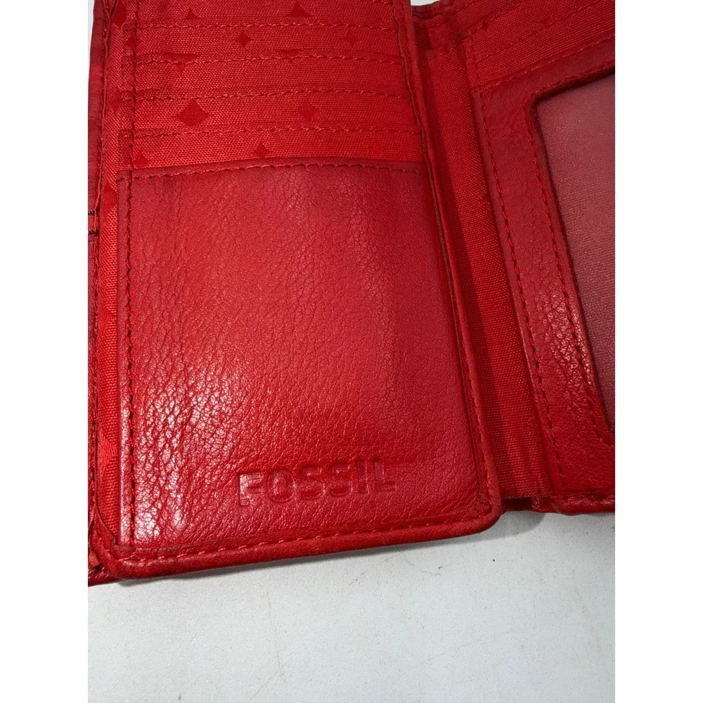 Fossil Red Pebbled Leather Trifold Wallet Keyhole Logo Snap Closure Pocket